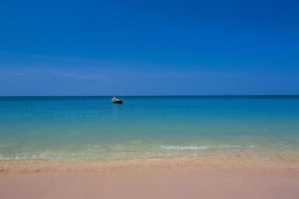 Relax Beach House Hotel Koh Lanta Bagian luar foto