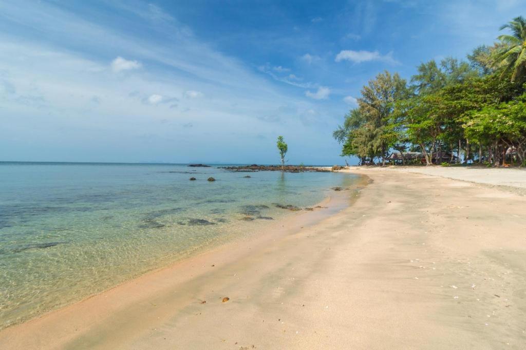 Relax Beach House Hotel Koh Lanta Bagian luar foto