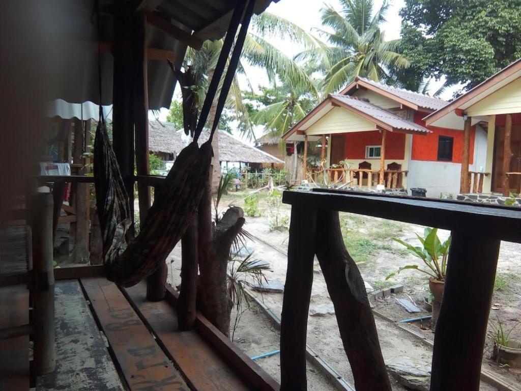 Relax Beach House Hotel Koh Lanta Bagian luar foto