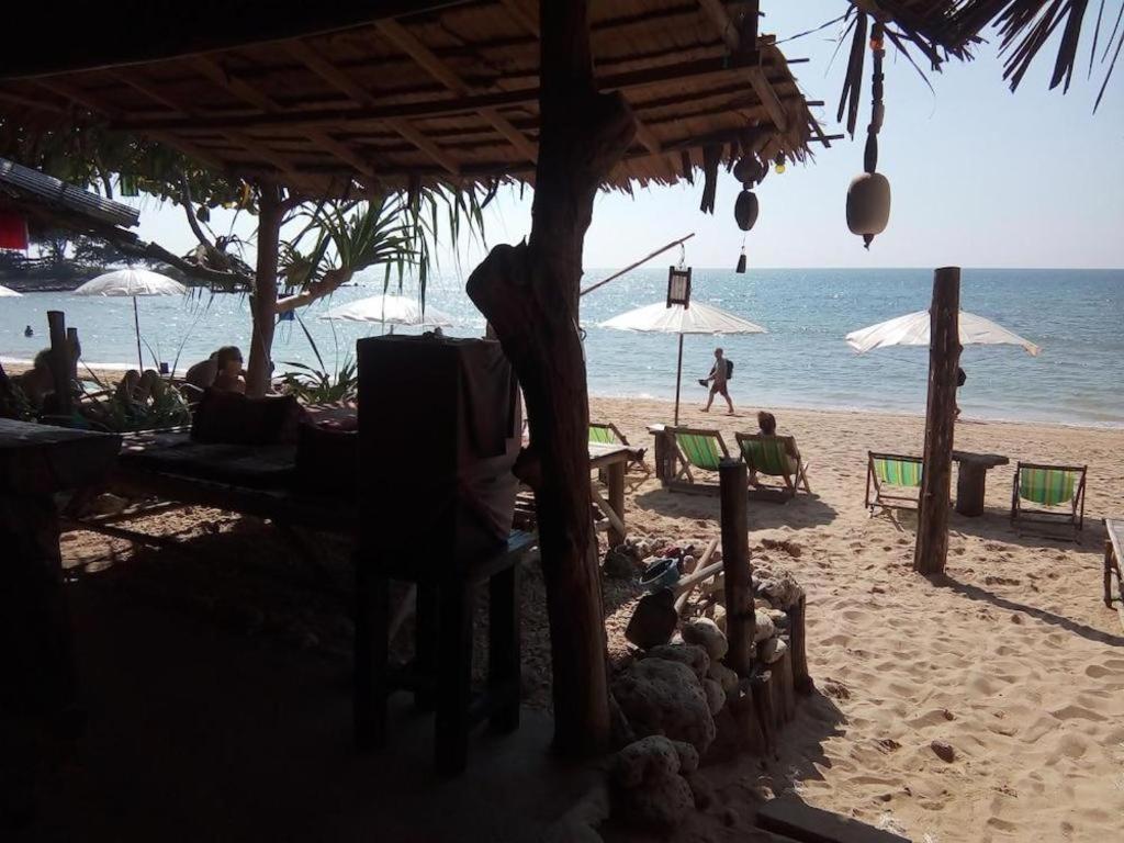 Relax Beach House Hotel Koh Lanta Bagian luar foto