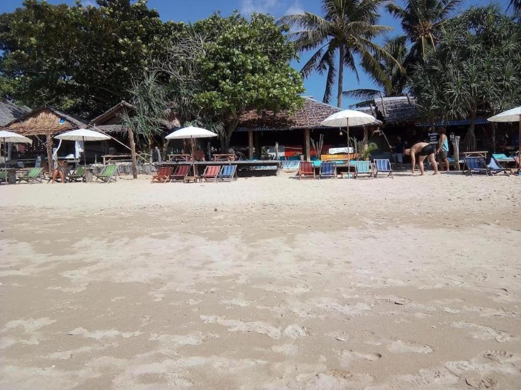 Relax Beach House Hotel Koh Lanta Bagian luar foto