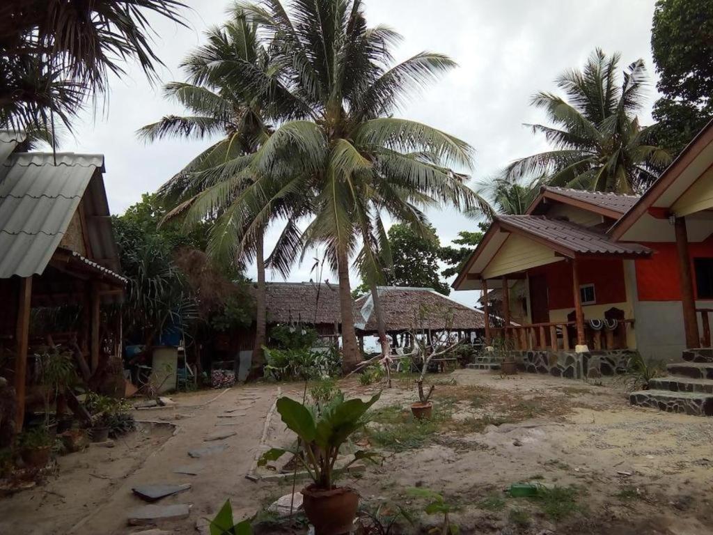 Relax Beach House Hotel Koh Lanta Bagian luar foto