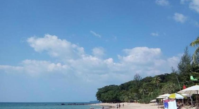 Relax Beach House Hotel Koh Lanta Bagian luar foto