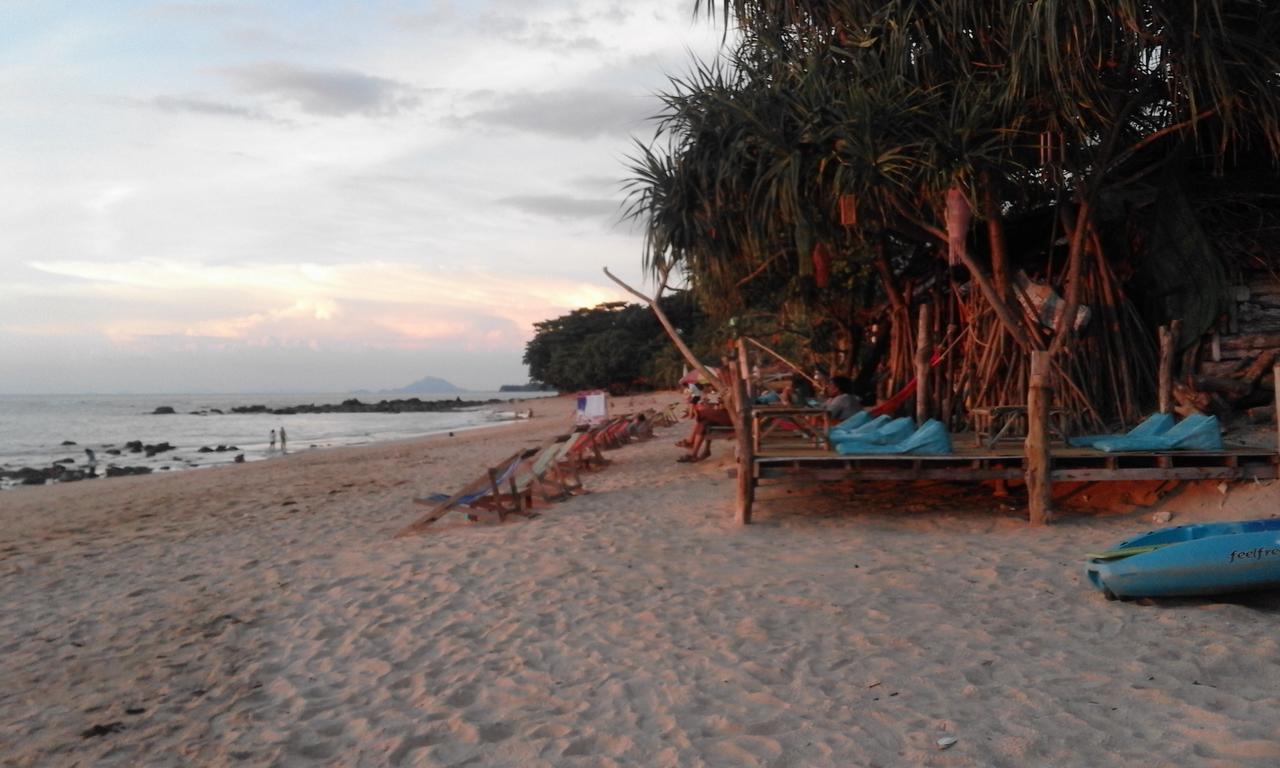 Relax Beach House Hotel Koh Lanta Bagian luar foto