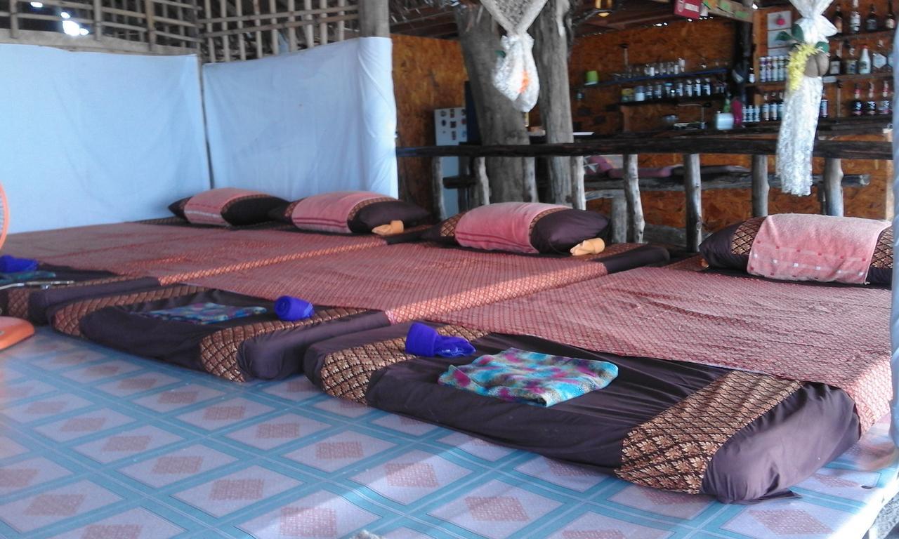 Relax Beach House Hotel Koh Lanta Bagian luar foto