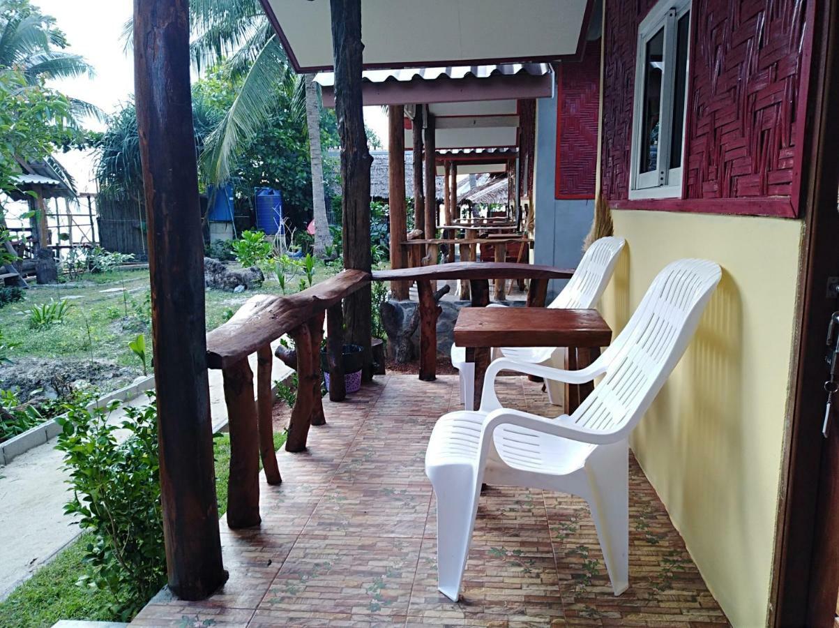 Relax Beach House Hotel Koh Lanta Bagian luar foto